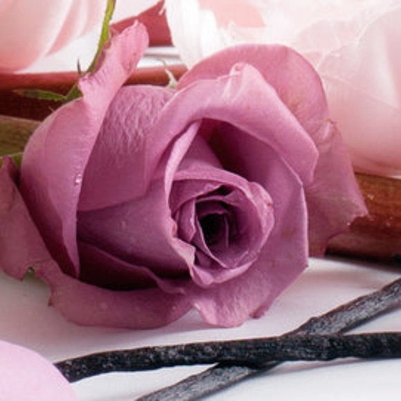 Rhubarb and Peony Scented Candle - Picture 2 of 2